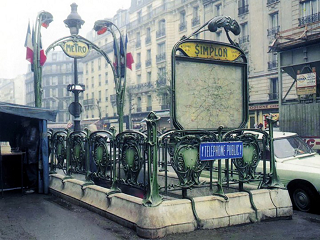 Un entourage Guimard à la station Simplon du métro de Paris.
