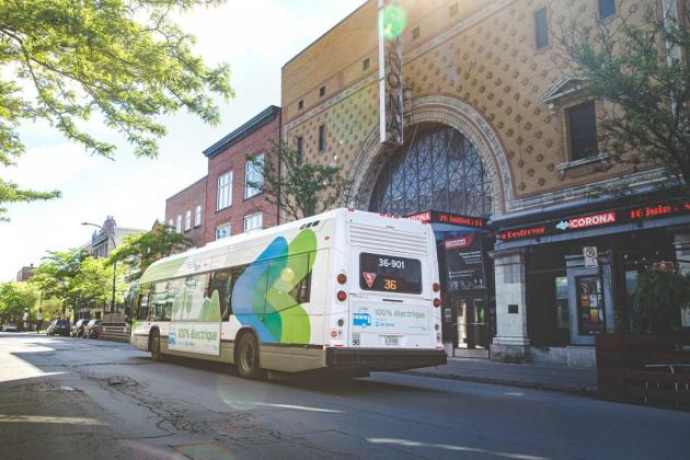 Photo du bus électrique STM en face du Théâtre Corona.