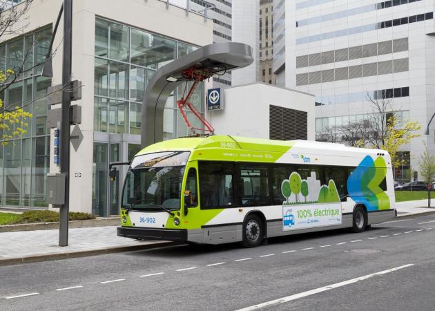 Photo d'un bus électrique de la STM au Sqaure-Victoria, crédit Louis-Étienne Doré