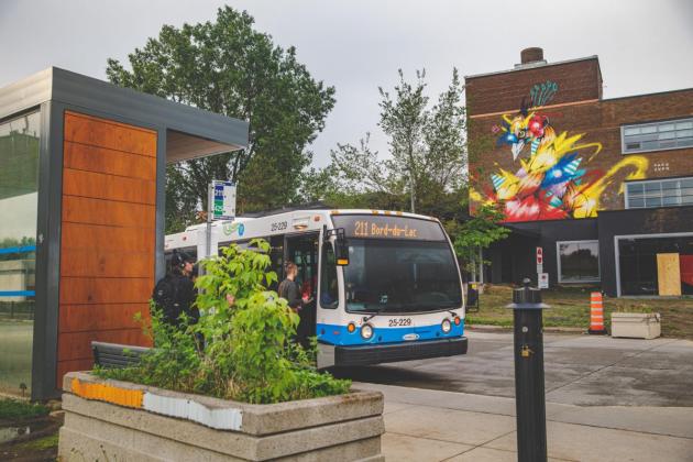 Photo de la ligne bus 211 au terminus de la station de métro Lionel-Groulx. Crédit Simon Laroche.