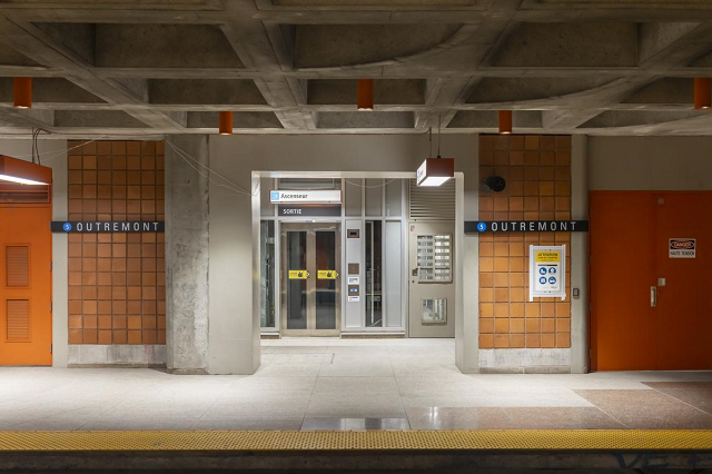 Un ascenseur dans la station Outremont.