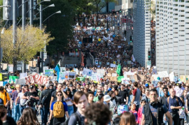 Photo d’une foule marchant lors de la manifestation pour le climat du 27 septembre.