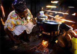 Photo d’une femme kenyane utilisant un four efficient.