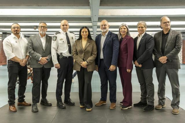 Dignitaires à la station Place-des-Arts pour l'annonce de mesures de sécurité.