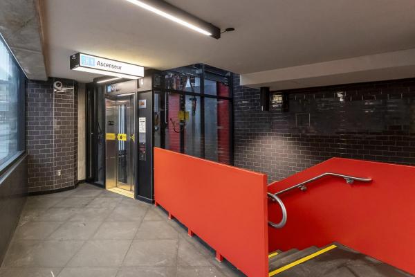 Photo de l'ascenseur au niveau de la mezzanine.