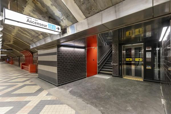 Photo de l'ascenseur au niveau du quai.